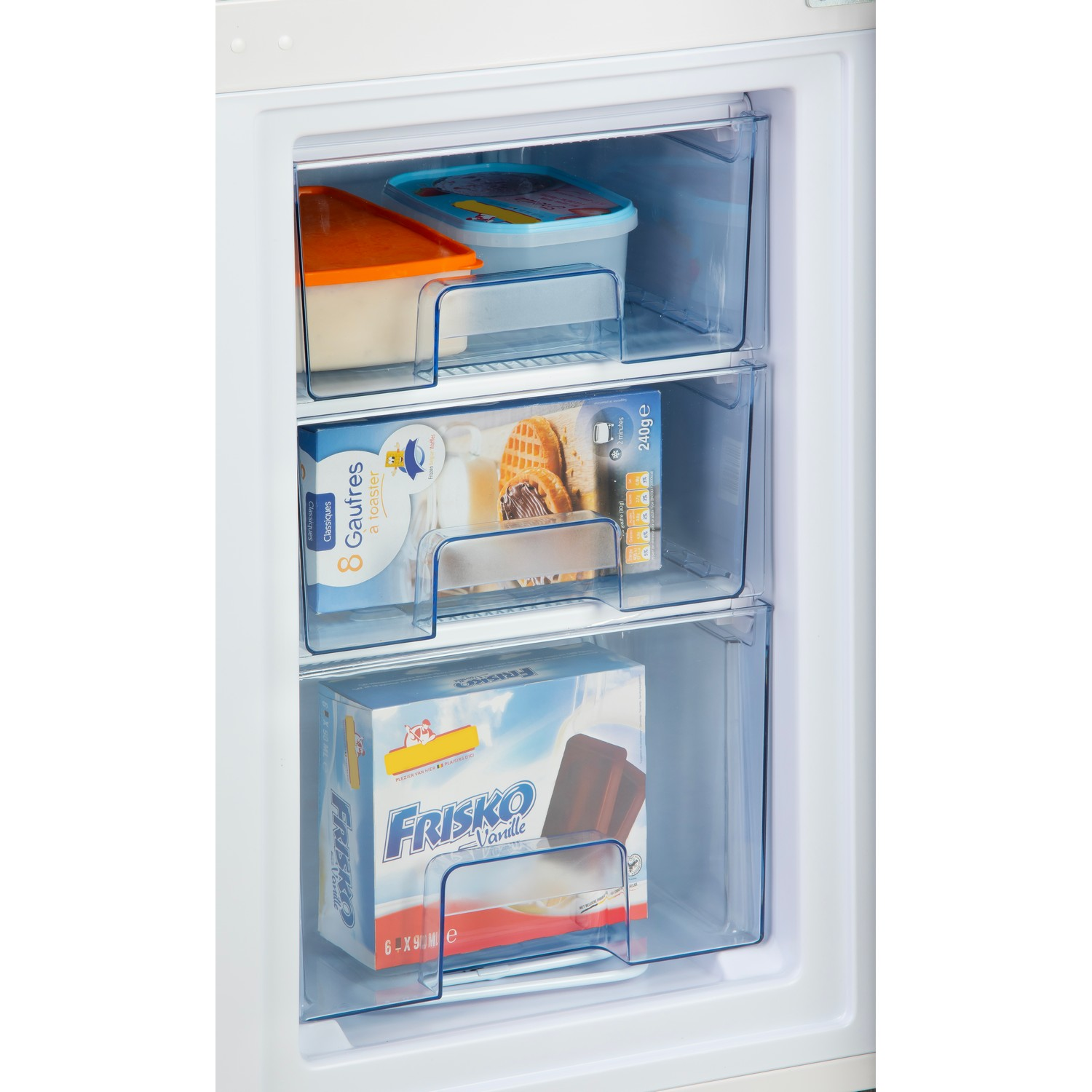 Réfrigérateur ouvert avec tiroirs de congélation. Contenu : boîtes alimentaires, gaufres, glace.