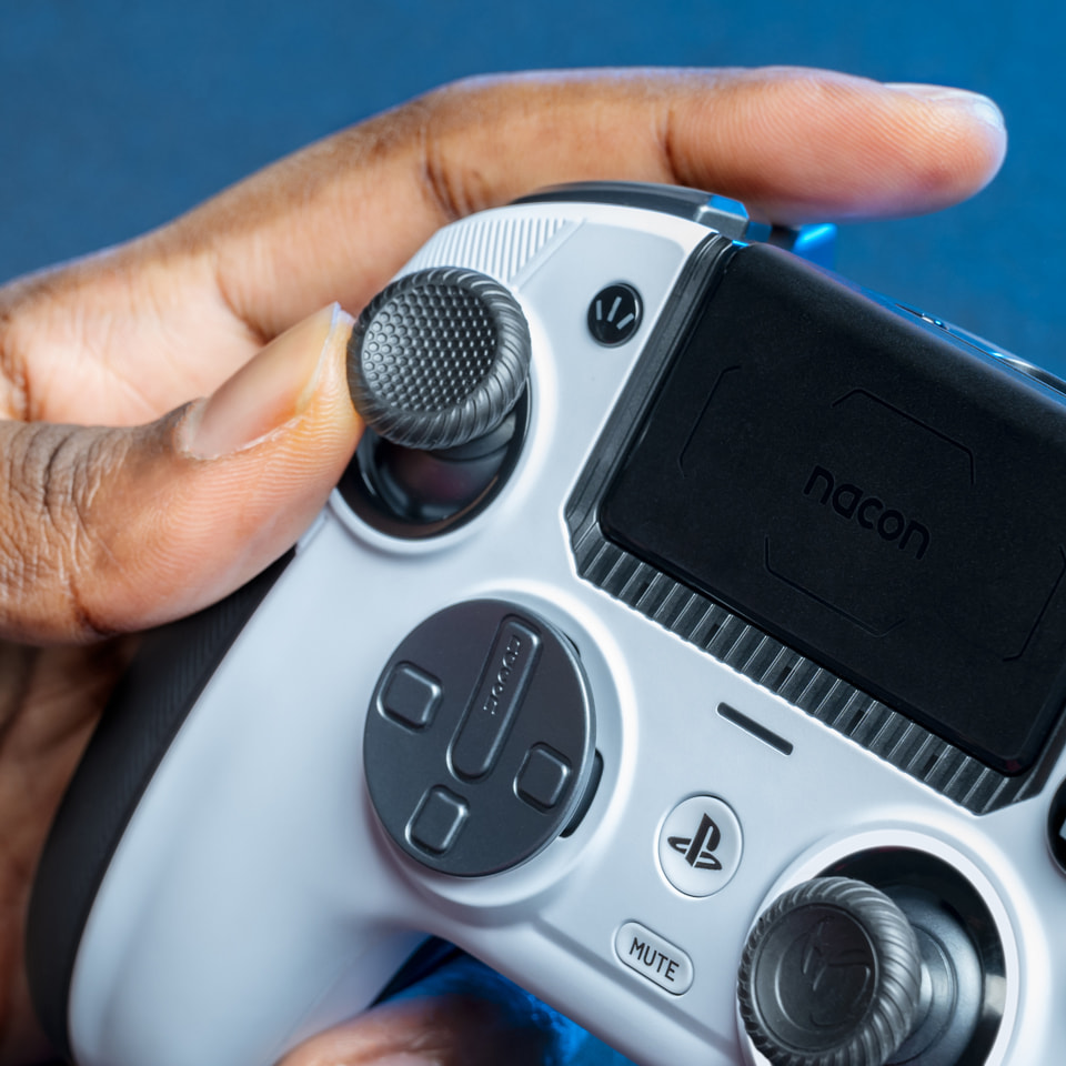 Eine Hand, die einen weiß-grauen Gaming-Controller mit Knöpfen und einem schwarzen Bildschirm hält. Nahaufnahme.