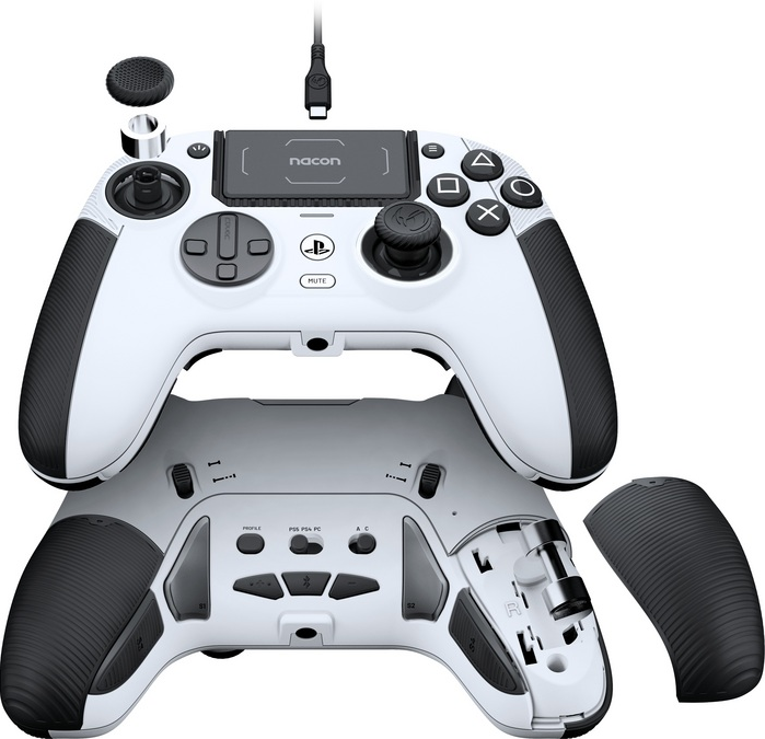 Weiß-schwarzer PlayStation-Controller, zerlegt. Teile umfassen Sticks, Tasten und ein Kabel. Der Markenname 'nacon' ist sichtbar.