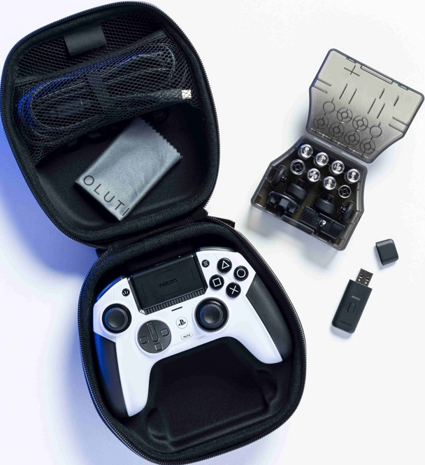 Eine schwarze Tragetasche mit einem weißen Playstation-Controller und Zubehör.