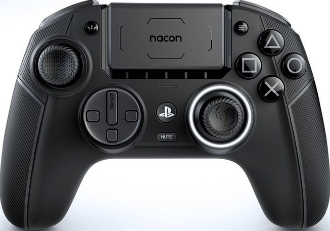 Schwarzer Gamecontroller mit Tasten und Joystick, mit Nacon- und PlayStation-Logos.