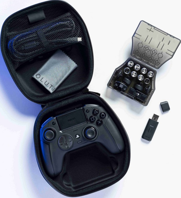 Schwarze Tragetasche mit Controller und Zubehör, inkl. USB-Empfänger.
