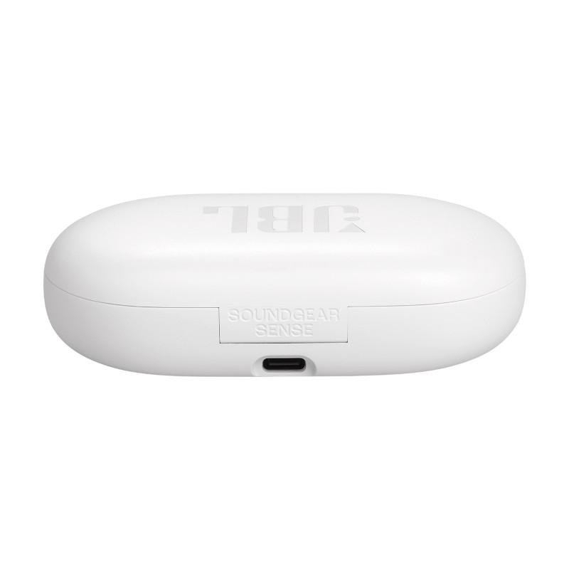 Ein weißes JBL Soundgear Sense Ladecase ist abgebildet. Der Markenname und das Modell sind auf dem Case aufgedruckt. Ein Ladeanschluss ist sichtbar.