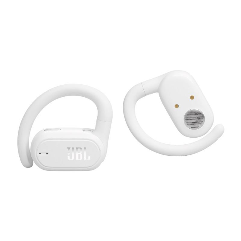 Zwei weiße JBL-Ohrhörer auf weißem Hintergrund. Einer hat einen sichtbaren Lautsprecher, der andere das JBL-Logo.