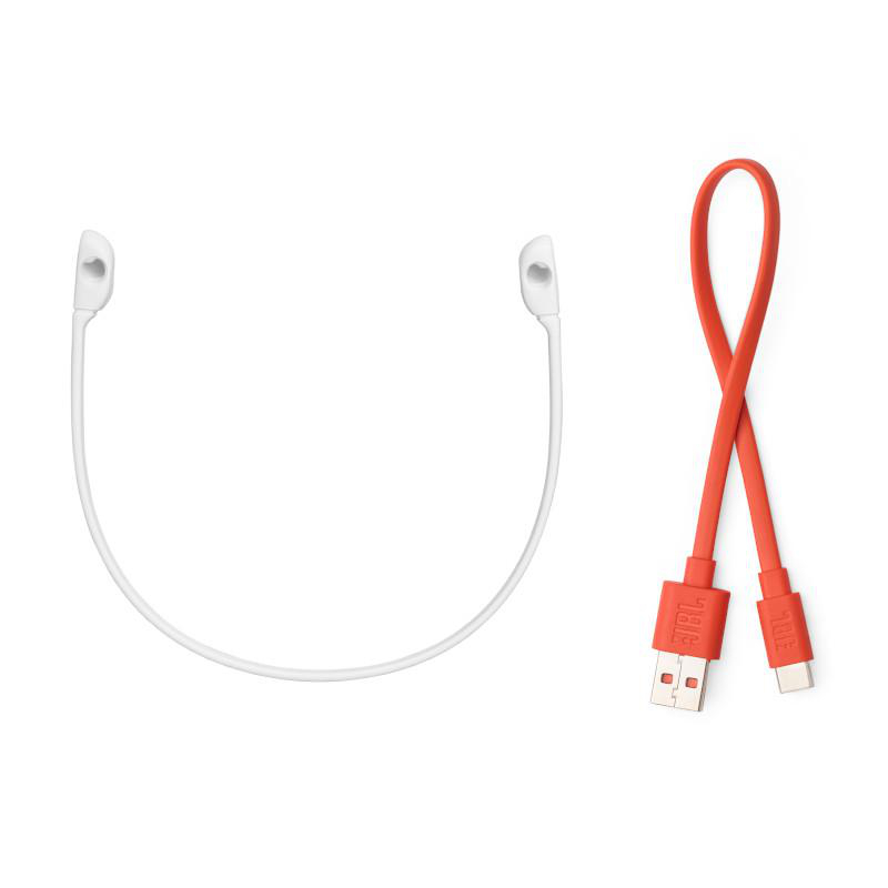 Weißes Nackenband für Ohrhörer und rotes Ladekabel. Das Kabel hat USB- und USB-C-Anschlüsse, JBL-Logo. Isoliert auf weißem Hintergrund.