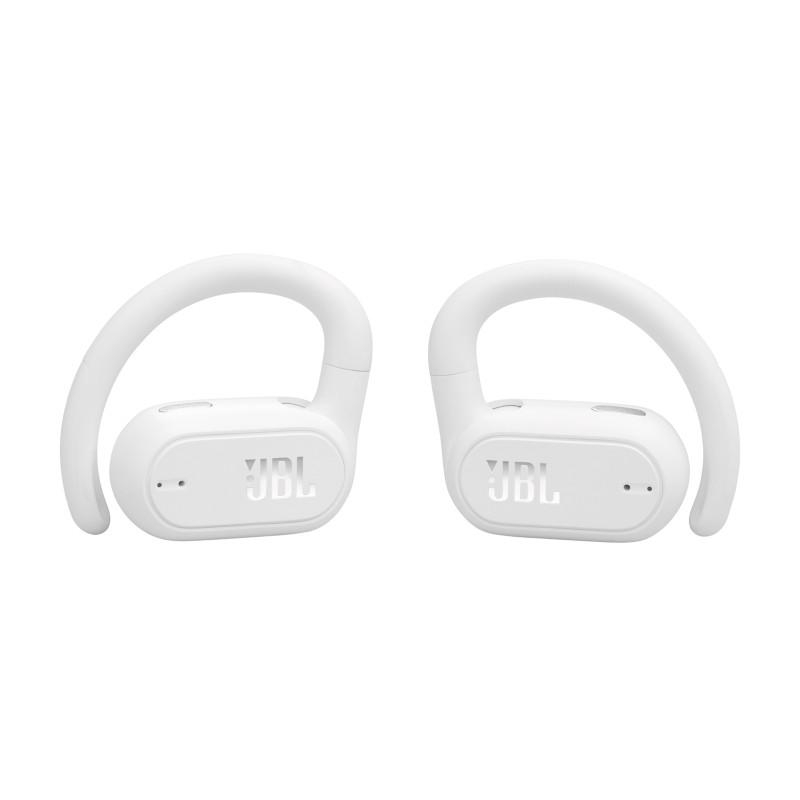 Zwei weiße JBL-Ohrhörer mit Ohrbügeln. Jeder hat das JBL-Logo. Der Hintergrund ist weiß.