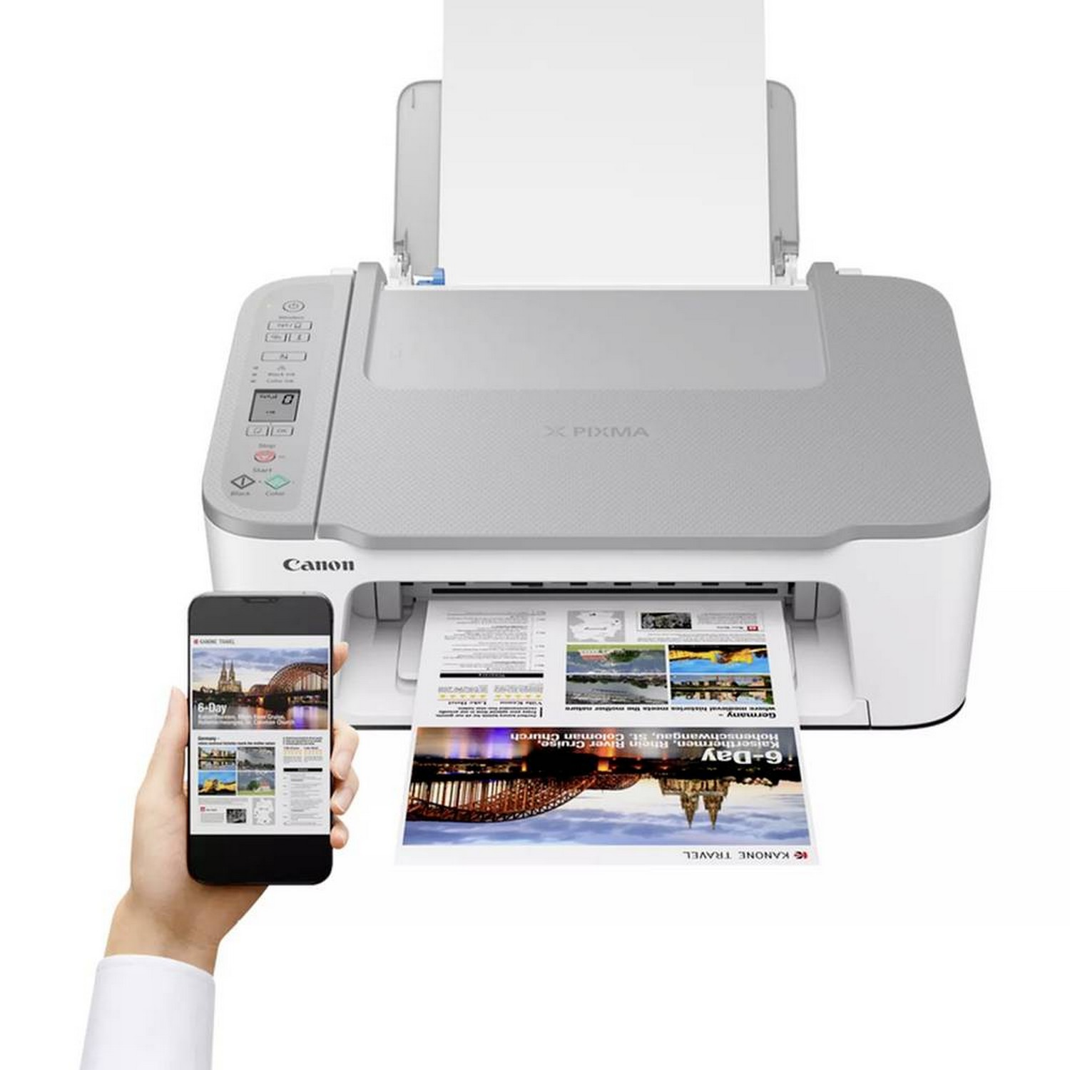 Une imprimante blanche et grise imprimant un document en couleur, avec un smartphone affichant le même document.