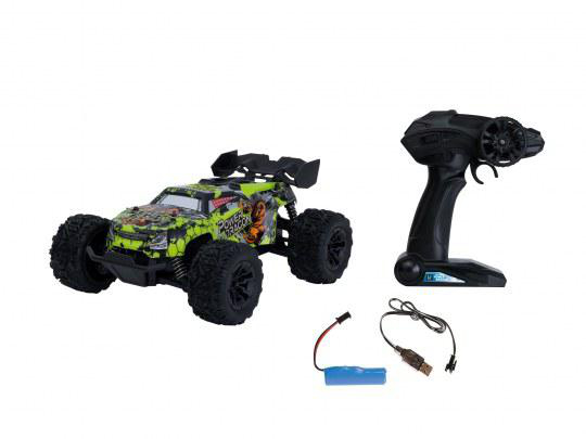 Ein grünes und schwarzes ferngesteuertes Auto und seine schwarze Fernbedienung, eine Batterie und ein Ladekabel.
