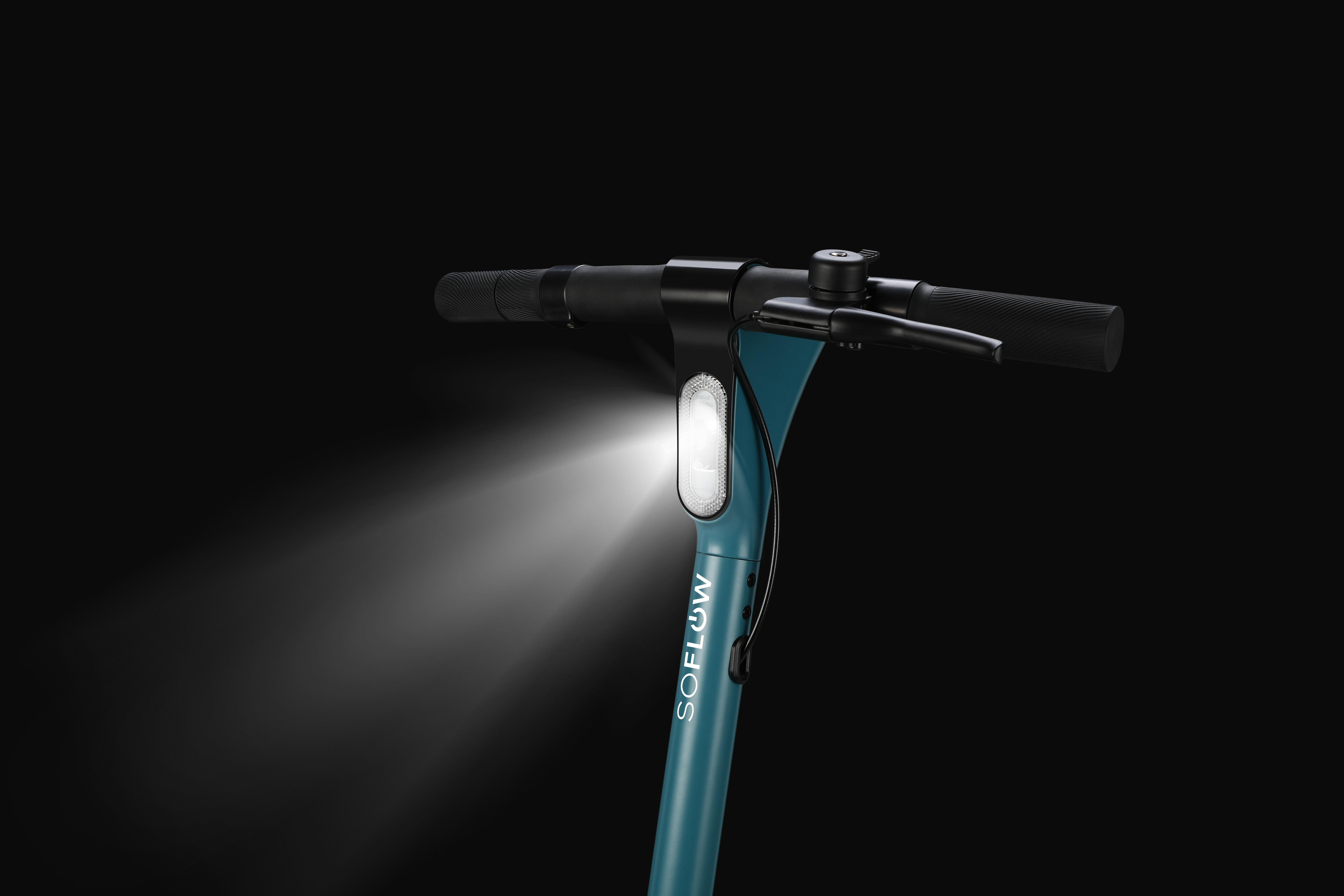 Lenker eines Rollers mit weißem Licht, türkisblauem Schaft und SOFLOW-Logo vor Schwarz.