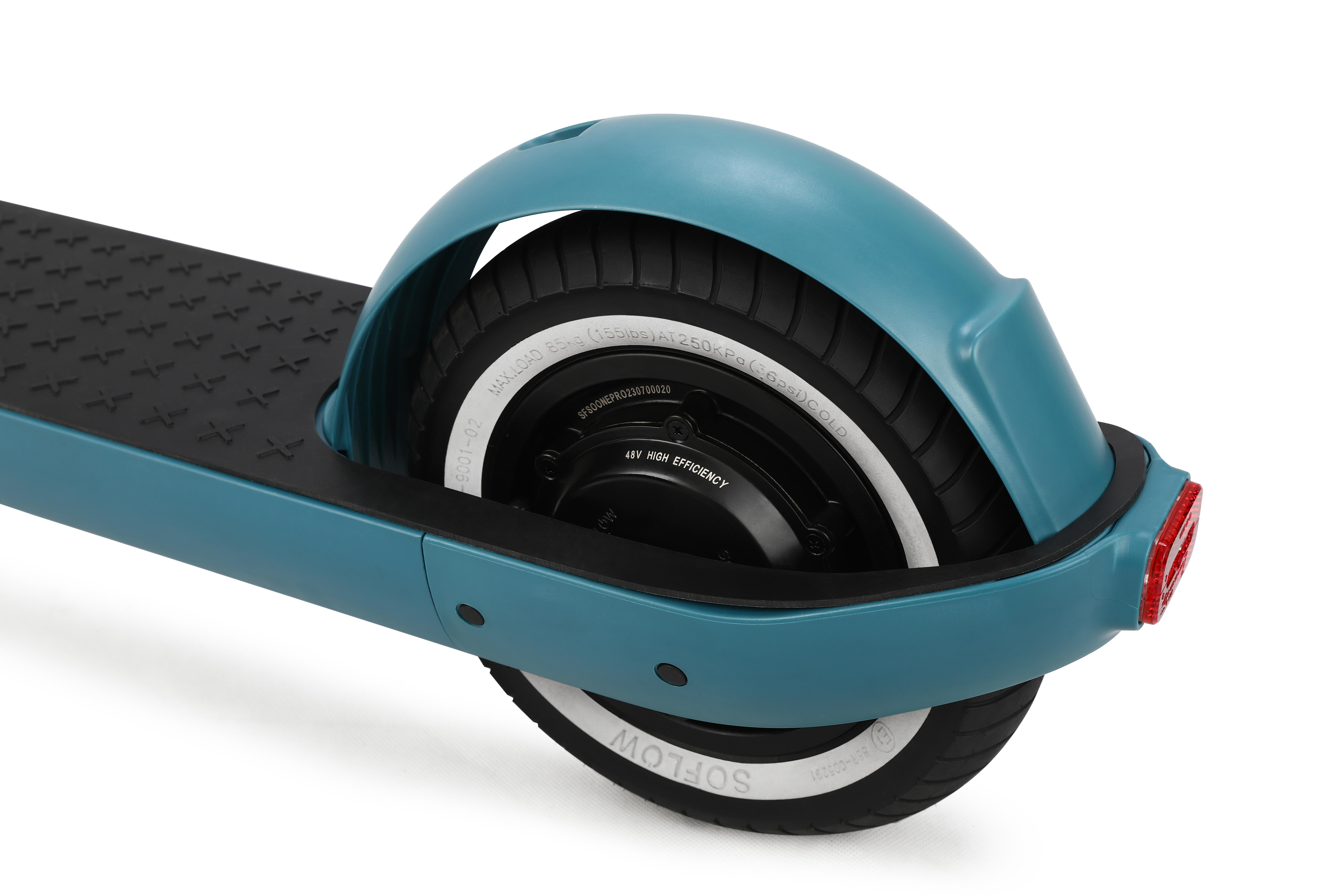 Nahaufnahme eines blauen Elektroroller-Rads. Das Rad hat weiße Seitenwände.