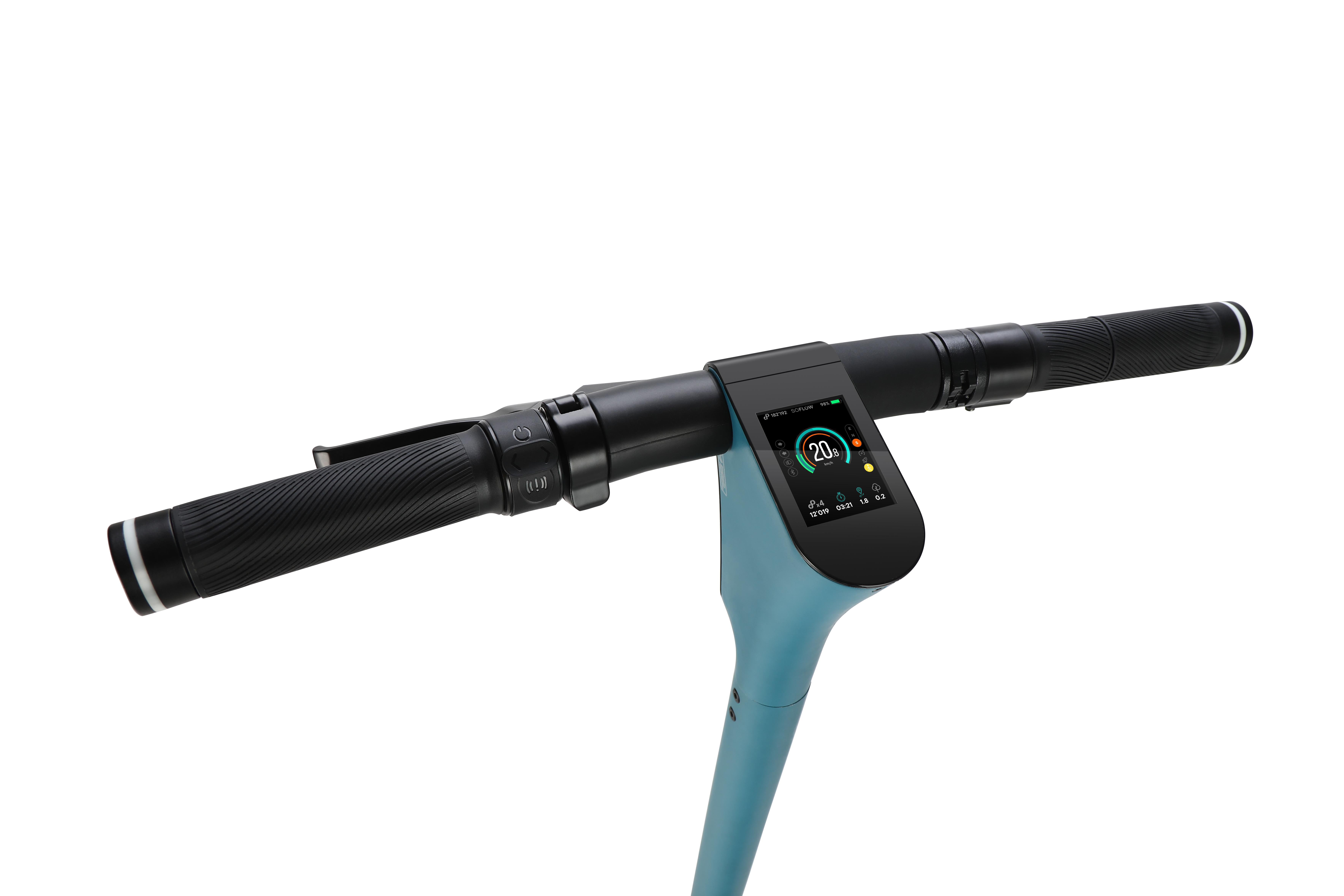 Rollerlenker mit Display, Griffen und einem teal-farbenen Vorbau. Das Display zeigt Geschwindigkeit und andere Informationen.