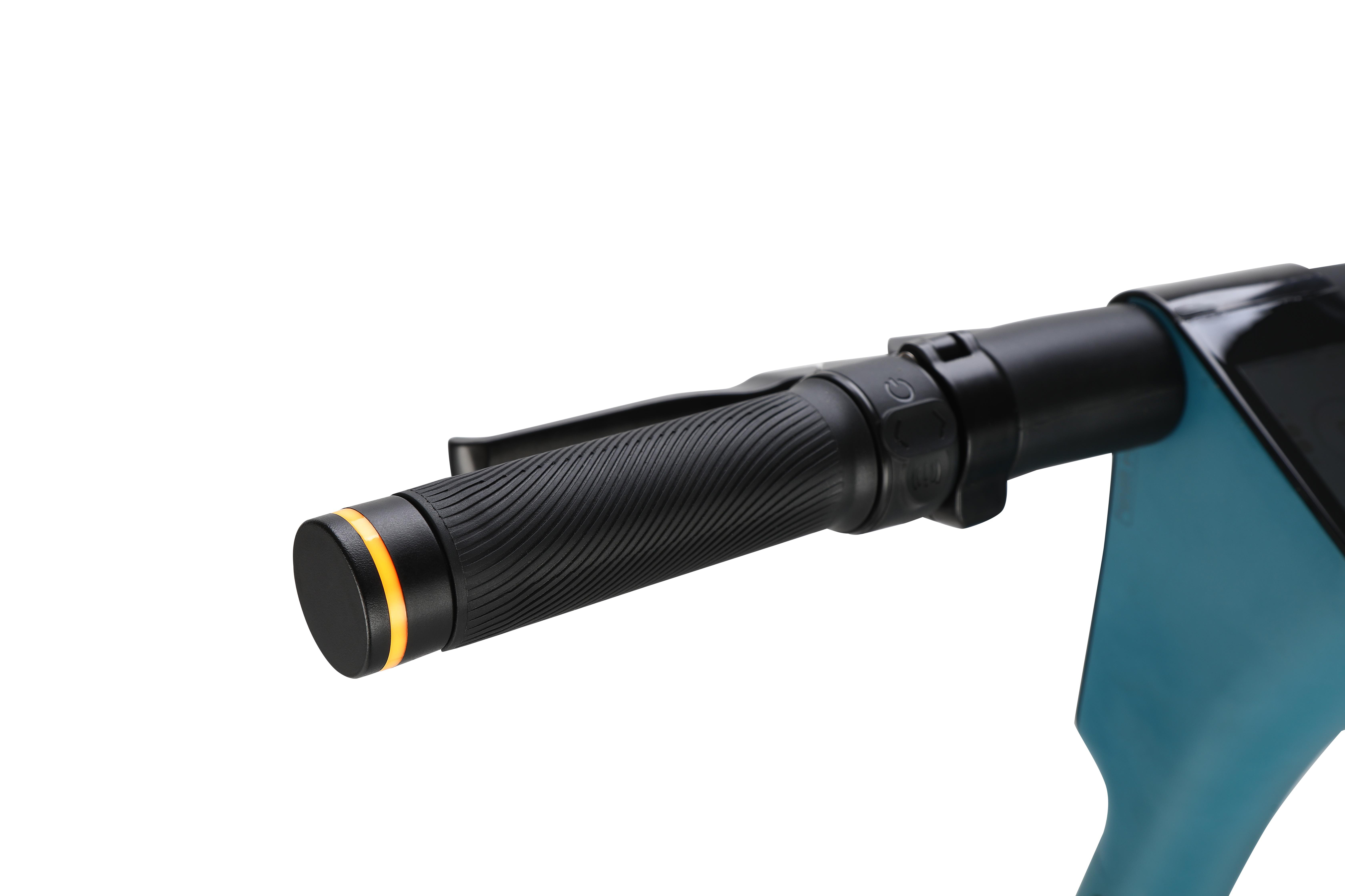 Nahaufnahme des Lenkers eines Rollers. Schwarzer Griff, orangenes Ende und blaue Farbe.