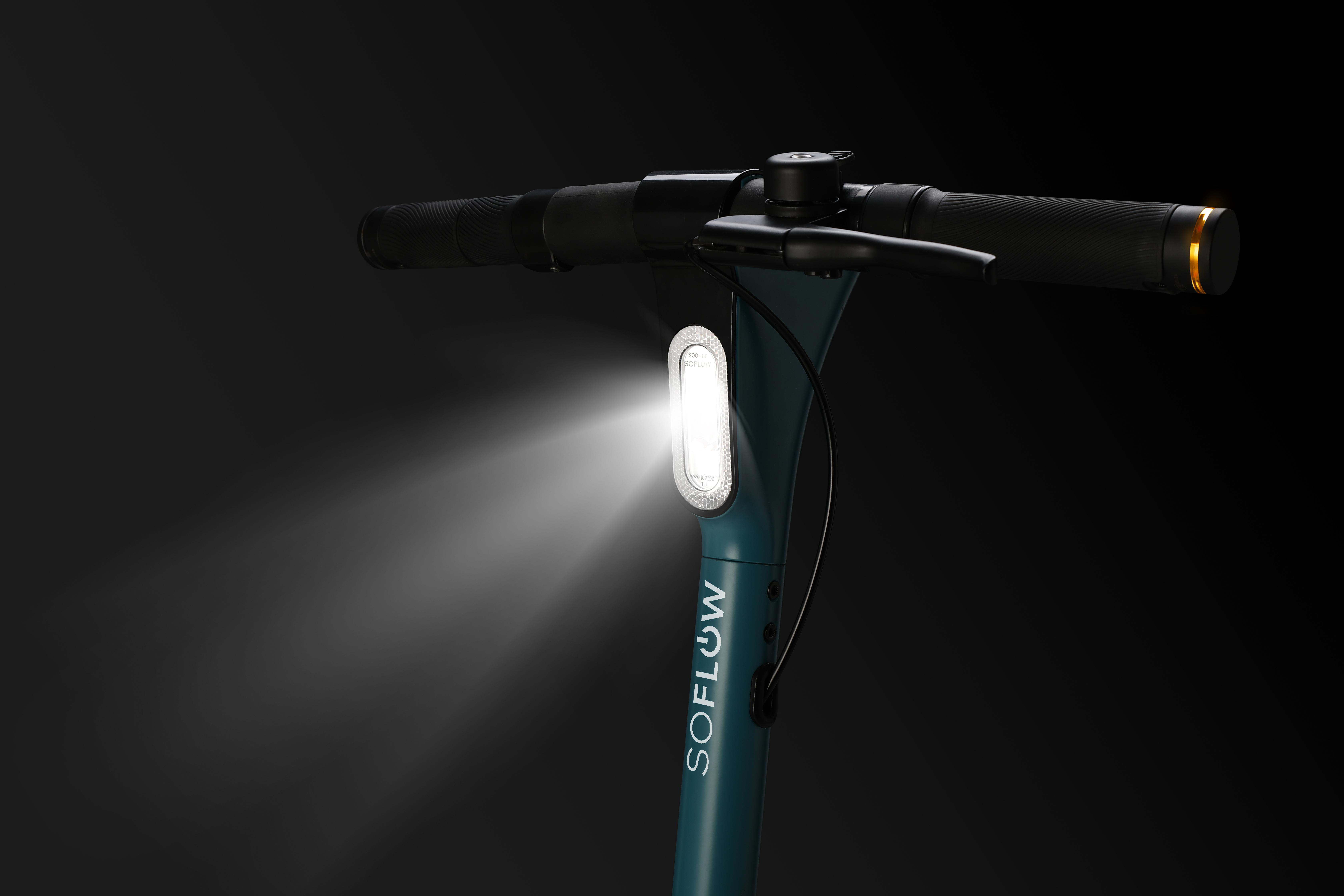 Rollerlenker mit Licht an, SOFLOW-Text. Schwarzer Hintergrund.