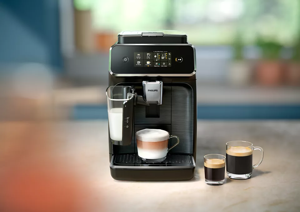 Macchina da caffè nera e argento, con 3 tazze di caffè e una lattiera.