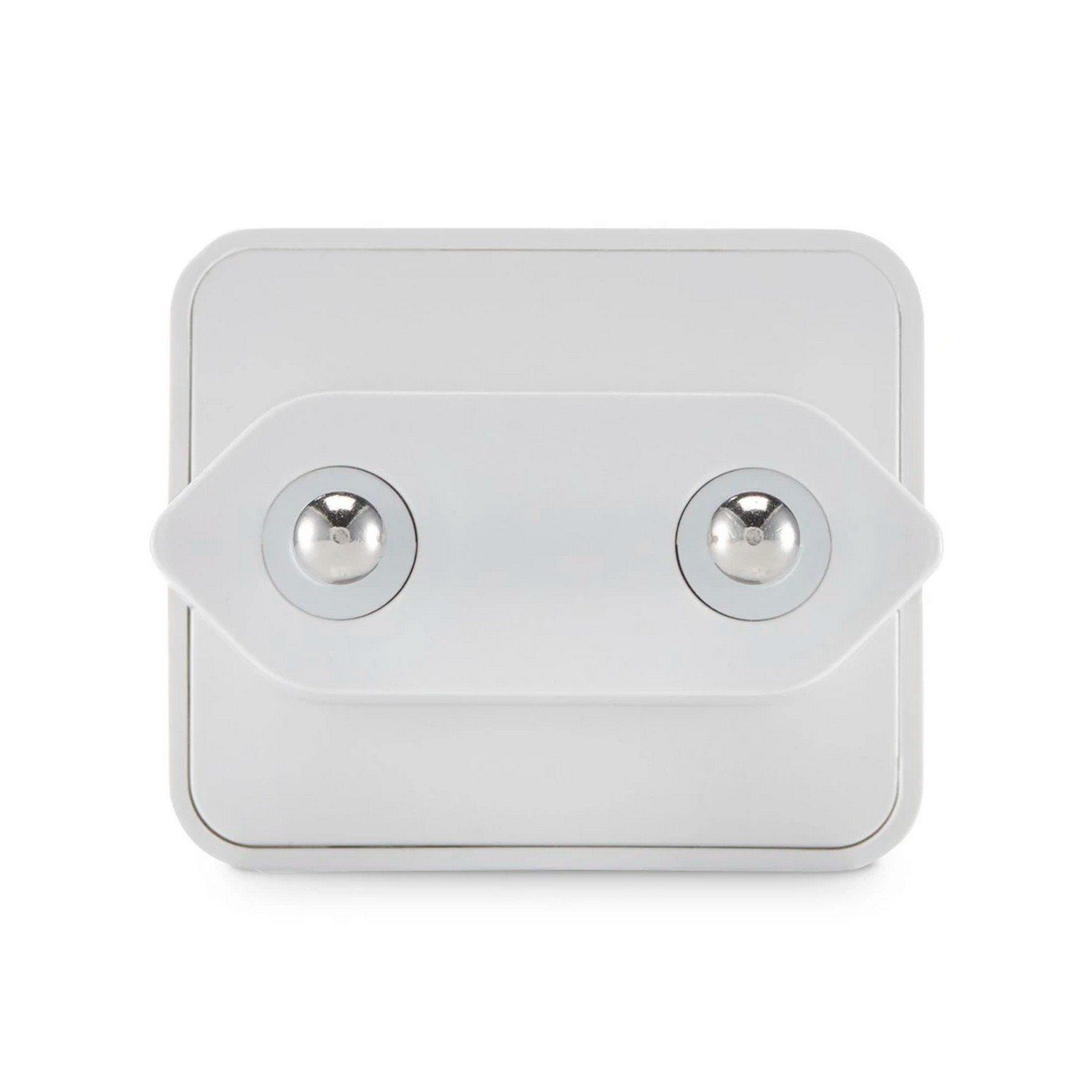 Witte elektrische adapter met twee zilveren pinnen, op een witte achtergrond.