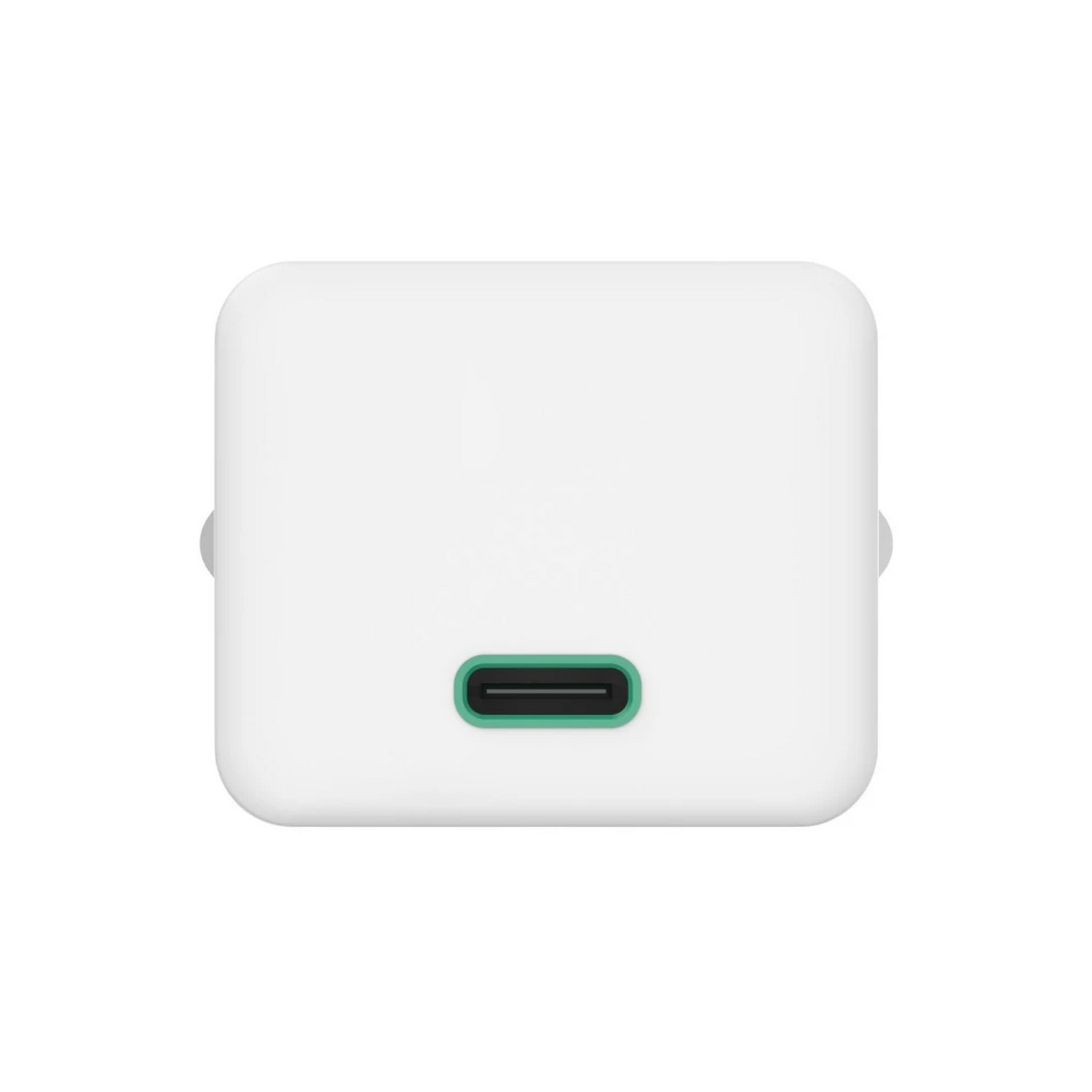 Een witte kubusvormige oplader met een groene USB-C-poort. De oplader staat op een witte achtergrond.