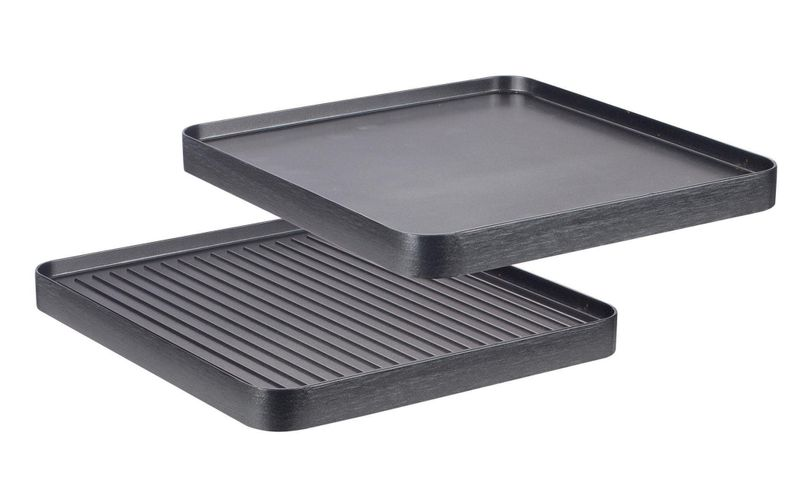 Zwei schwarze Kochplatten, eine flach und eine mit Grilllinien, auf weißem Hintergrund.