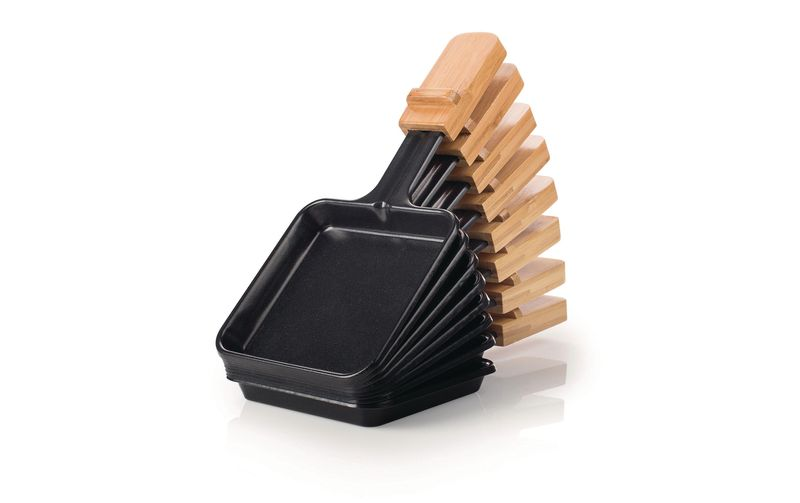 Ein Satz schwarzer Raclette-Pfannen mit Holzgriffen, aufeinander gestapelt.