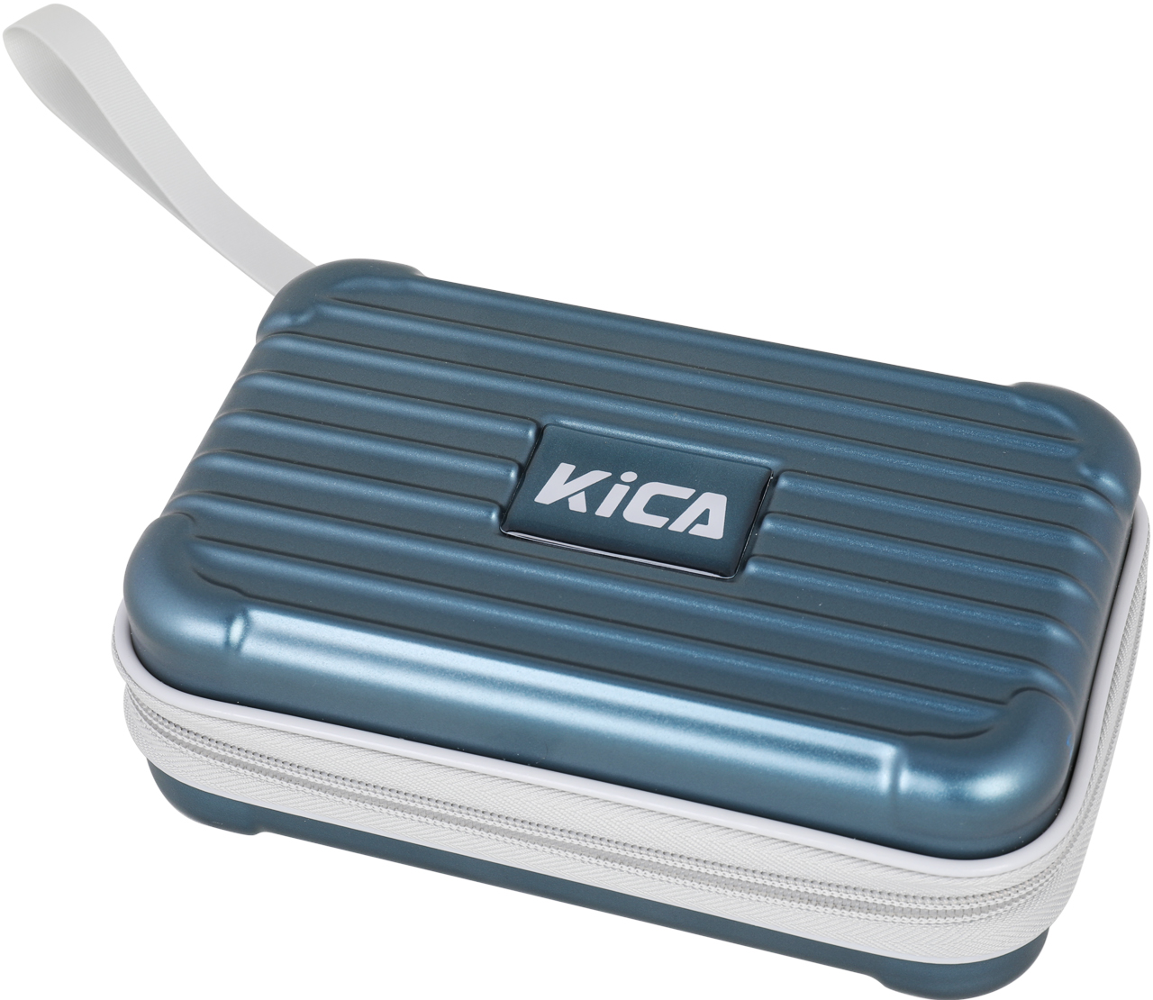 Ein blaues KICA-Etui mit weißem Reißverschluss und weißem Griff. Der Hintergrund ist weiß.
