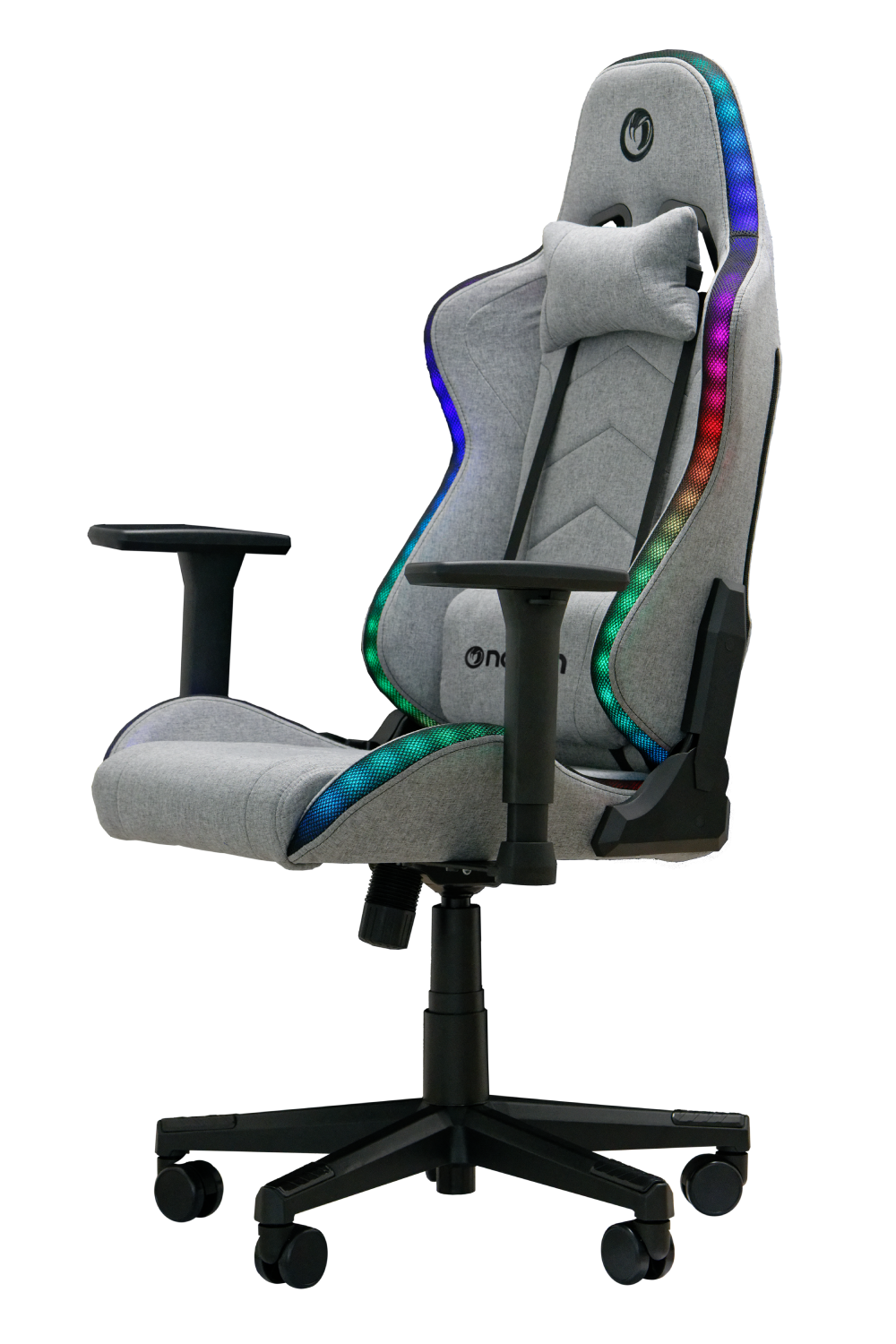 Una silla gamer gris con luces de colores, fondo negro.