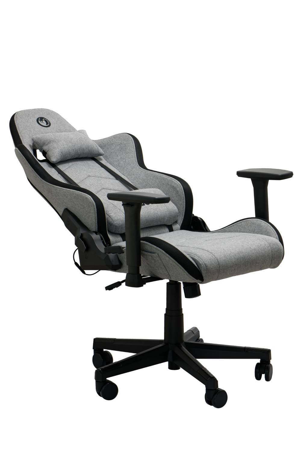 Una silla gamer gris con detalles negros se muestra sobre un fondo blanco.