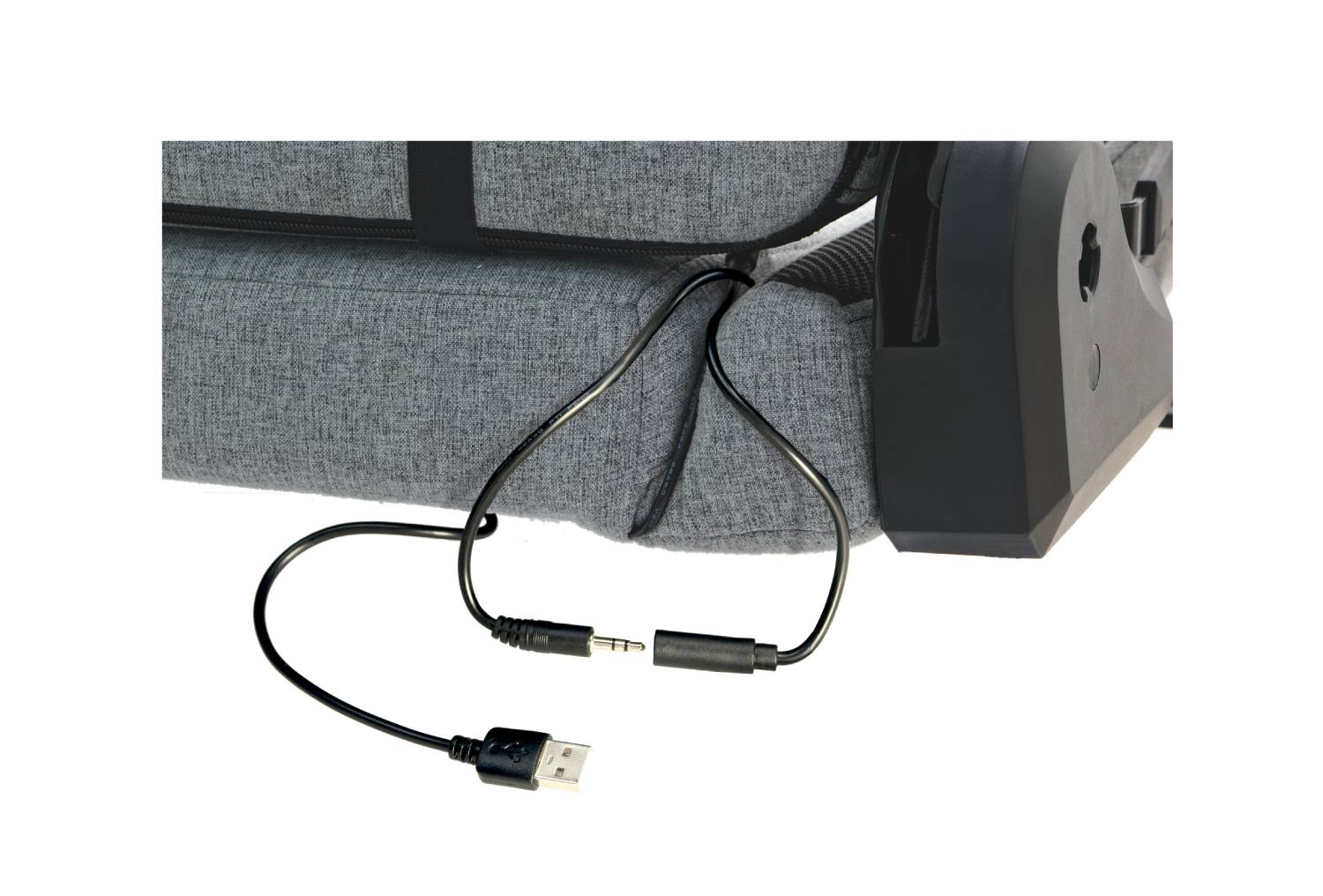 Primer plano de un cable USB y un cable jack de 3,5 mm conectado a una silla gamer.