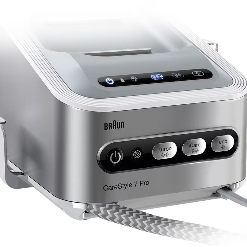 Zilveren Braun CareStyle 7 Pro strijkstation. Display en knoppen zijn zichtbaar. De achtergrond is wit.