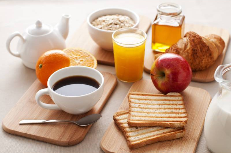 Reggeli: kávé, pirítós, narancs, alma, zabpehely, gyümölcslé, croissant és mézes üveg.