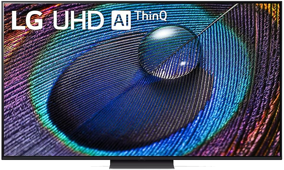 LG UHD AI ThinQ Fernseher. Nahaufnahme einer Pfauenfeder mit Wassertropfen auf dem Bildschirm.