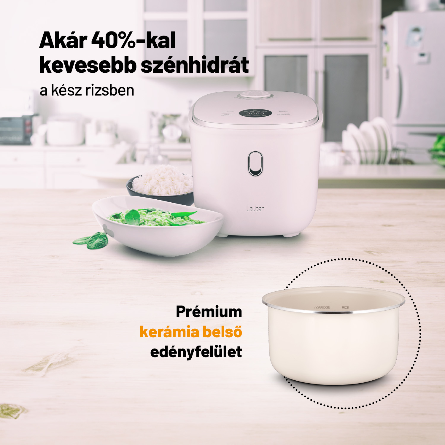 Fehér rizsfőző, rizzsel tálban, zöldségekkel tálban, és egy külön belső edénnyel.