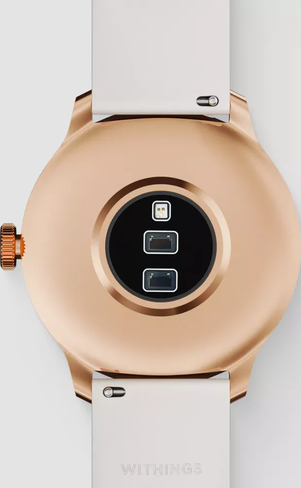 L'arrière d'une montre intelligente dorée avec un bracelet blanc, avec des capteurs et une marque.