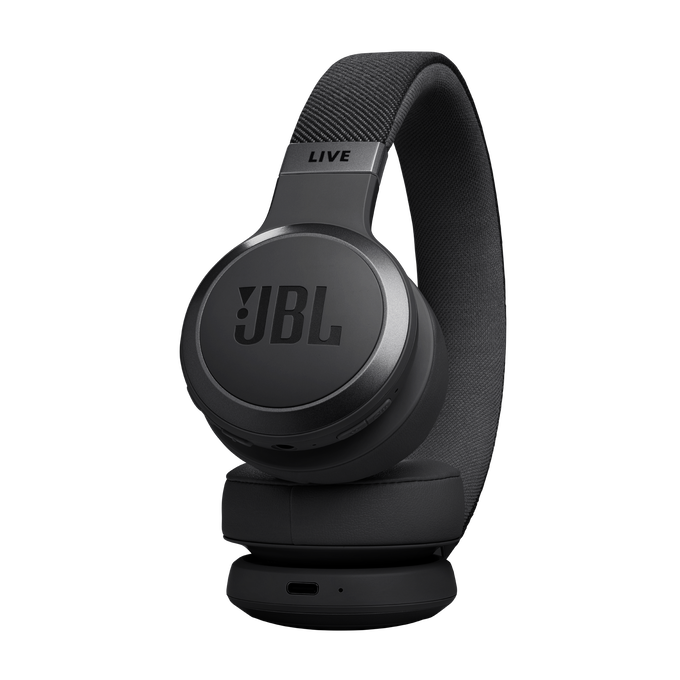 Auriculares JBL negros con diadema gris. El logotipo de JBL es visible. Fondo negro.