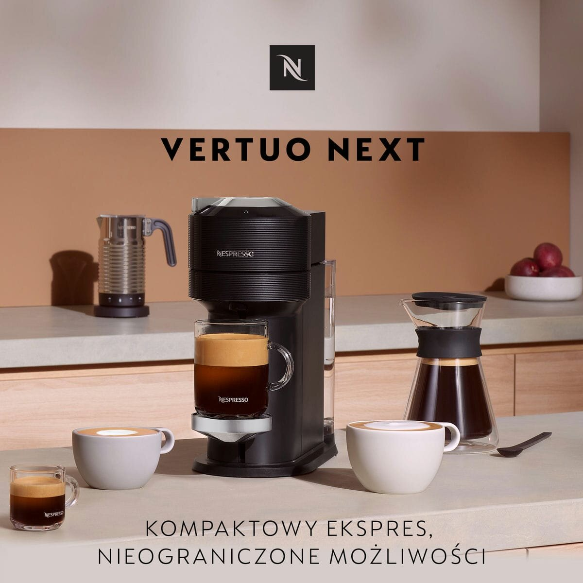 Ekspres do kawy Nespresso Vertuo Next z filiżankami kawy na blacie kuchennym.