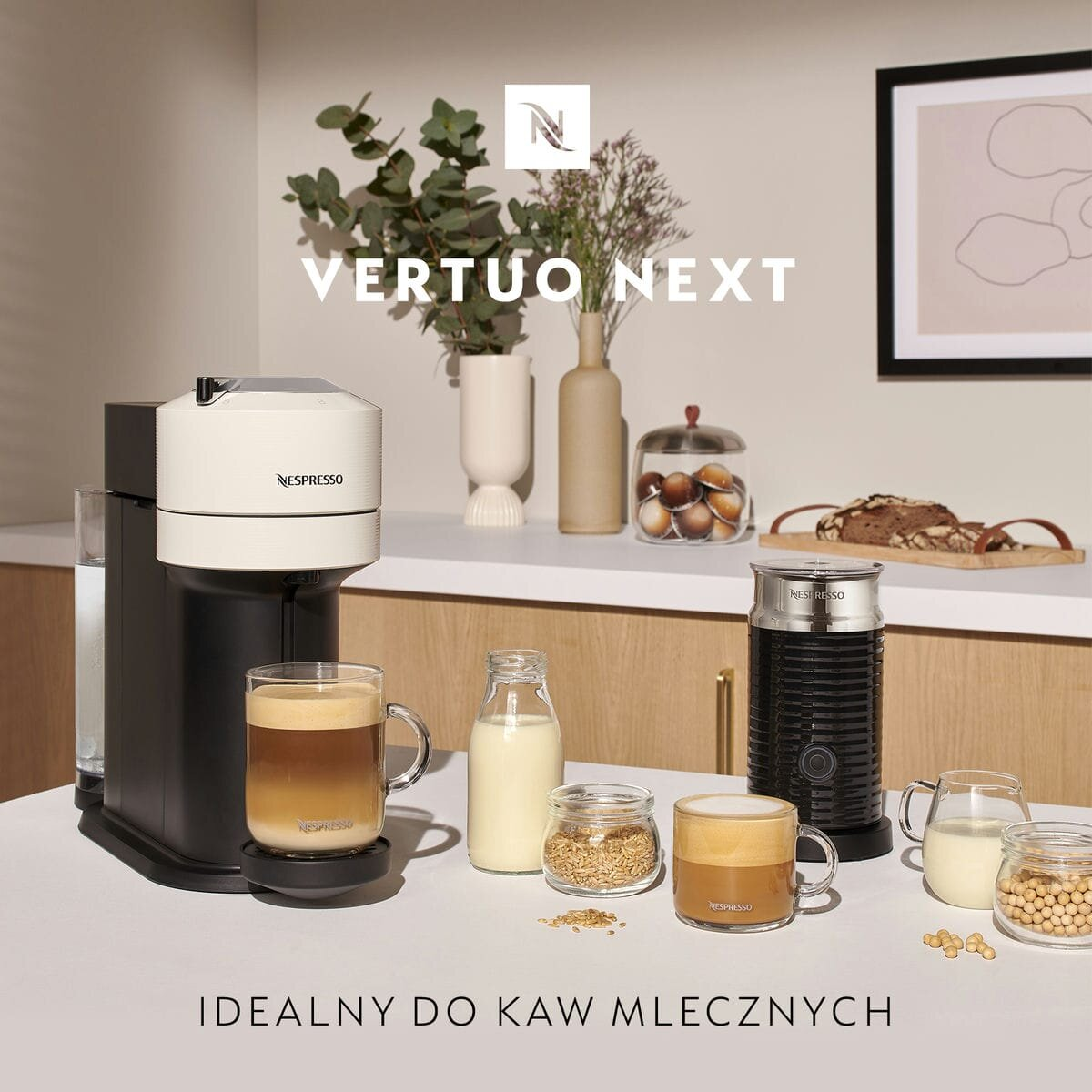 Biało-czarny ekspres do kawy Nespresso z filiżankami kawy i mlekiem.