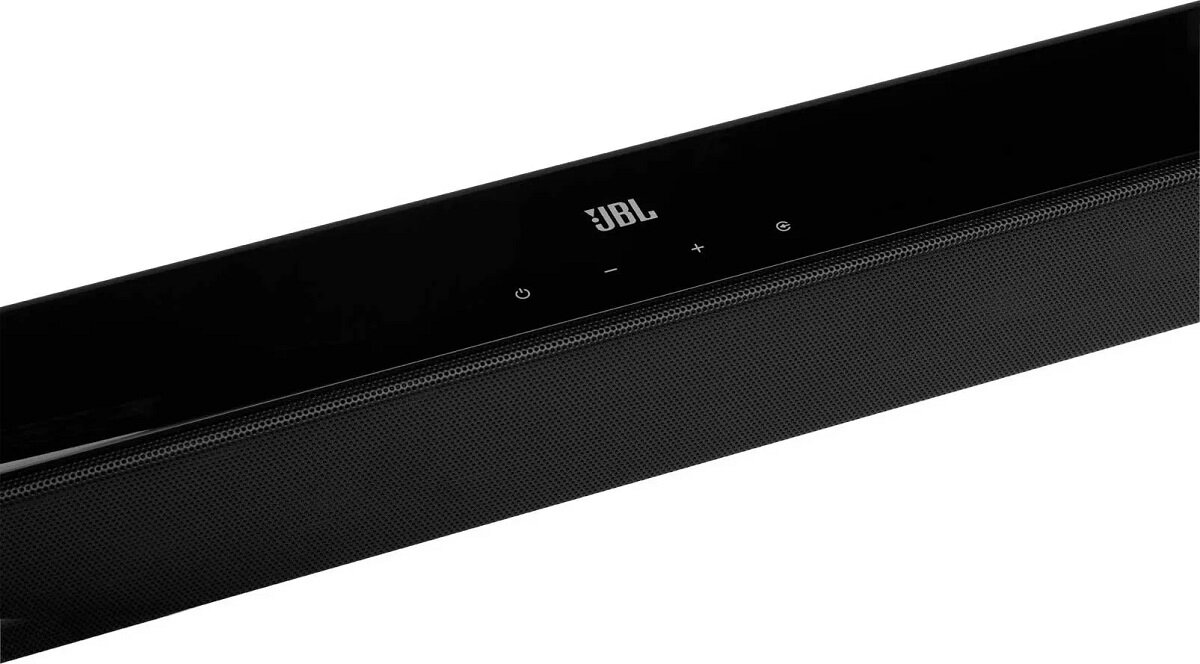 Czarny soundbar z logo JBL i przyciskami sterowania. Przód ma siatkową konstrukcję.