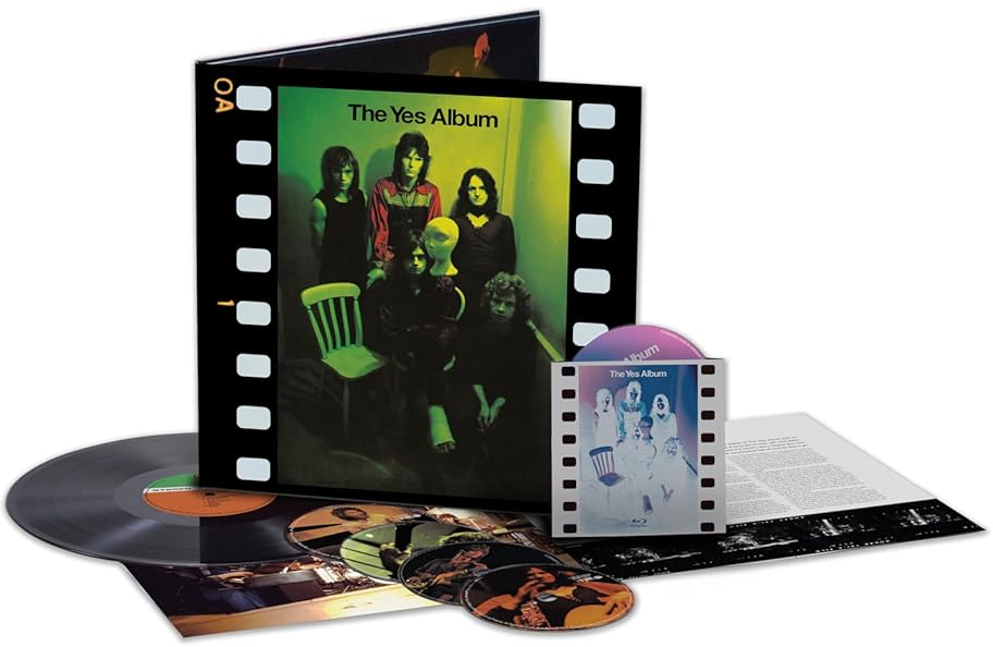 Album: A Yes Album filmtekercsben, más lemezekkel és füzettel.