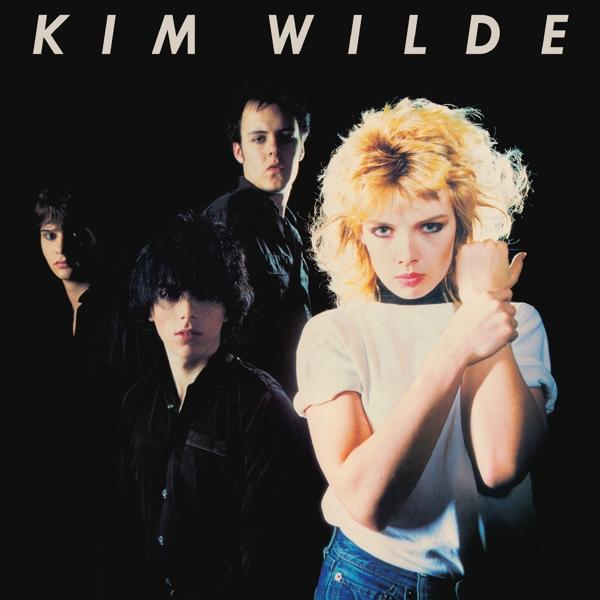 Kim Wilde album borítója. Négy fős zenekar, Kim Wilde elől, fekete háttér.