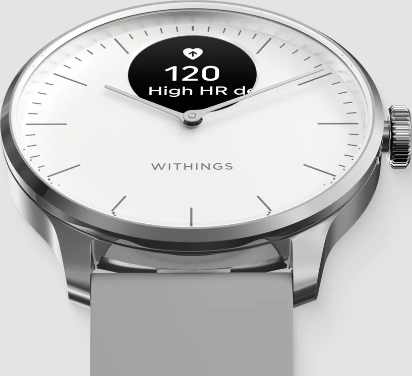 Gros plan d'une montre connectée argentée affichant une fréquence cardiaque de 120. Cadran blanc, écran noir.