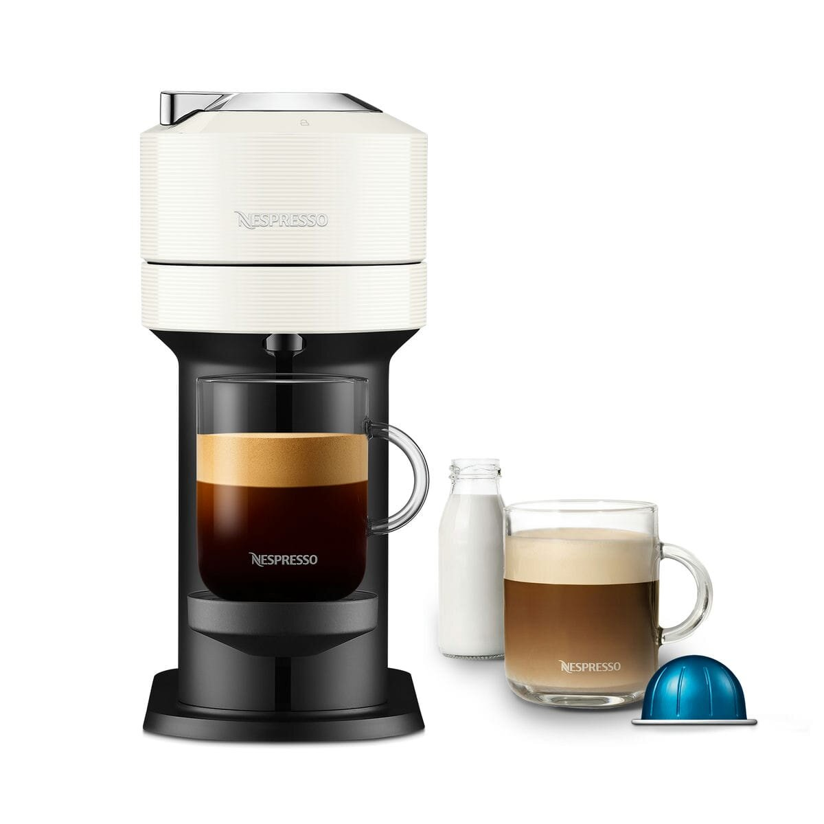 Biało-czarny ekspres do kawy Nespresso z kawą w szklance. Obok butelka mleka i kapsułka.