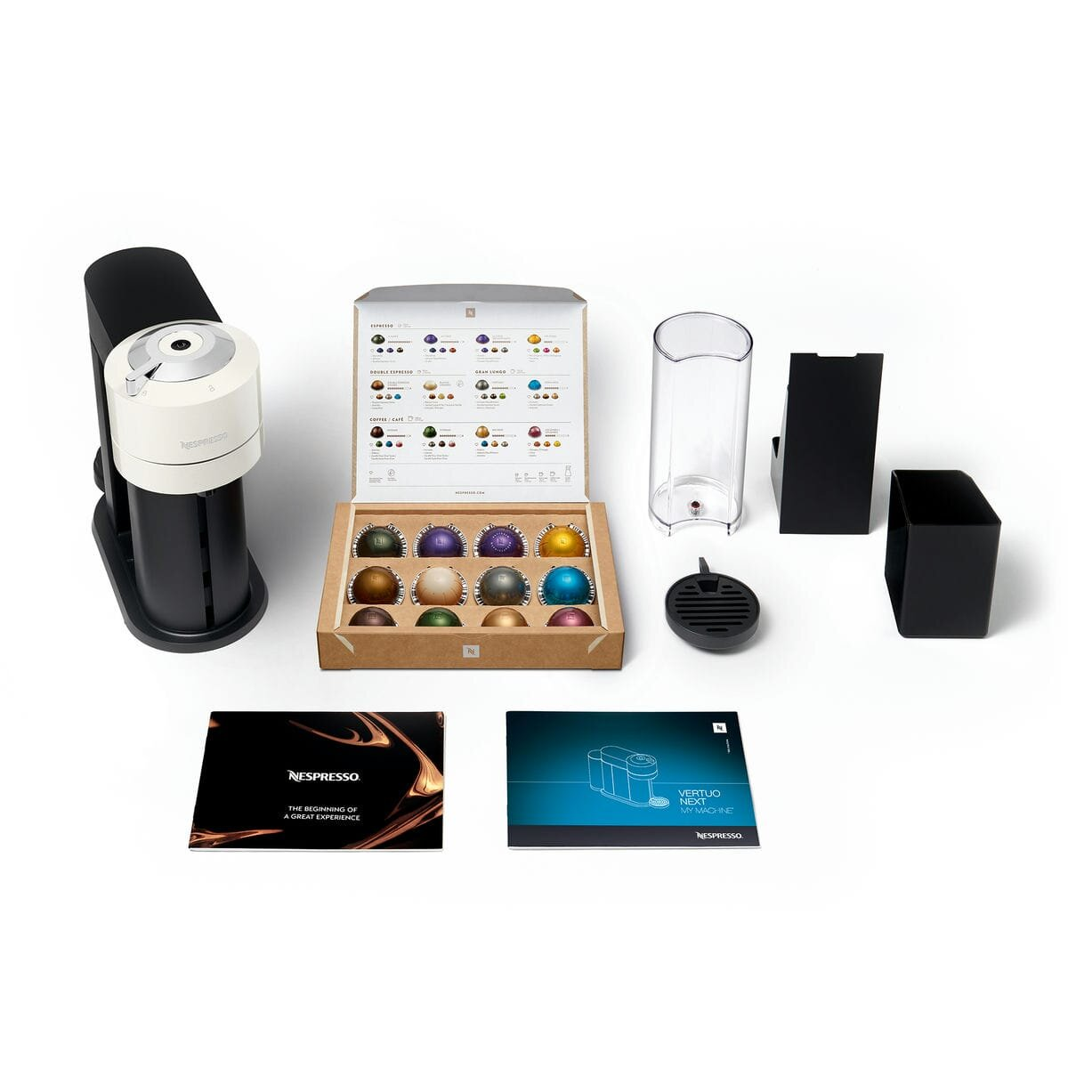 Zestaw ekspresu do kawy Nespresso z kapsułkami i akcesoriami.