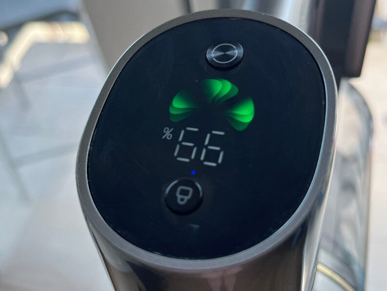 Zbliżenie ekranu urządzenia pokazujące procent baterii jako 66%.