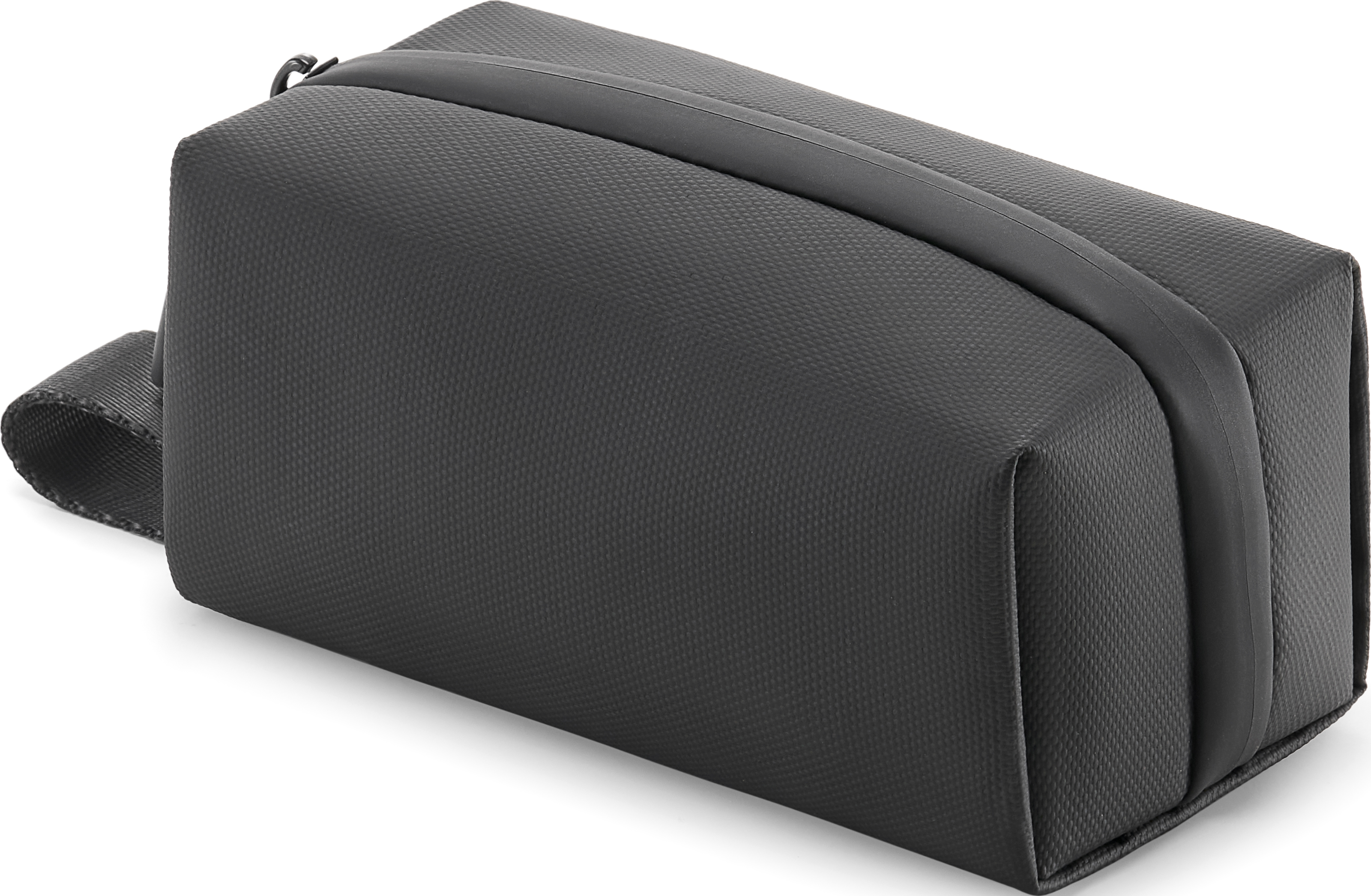 Schwarze Reisetasche mit Griff, strukturierte Oberfläche, schräge Ansicht, freigestellt auf Weiß.