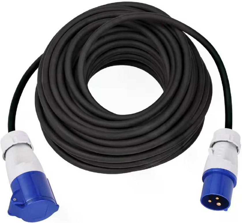 Ein aufgerolltes schwarzes Elektrokabel mit blauen und weißen Steckern an beiden Enden. Das Kabel liegt auf weißem Grund.