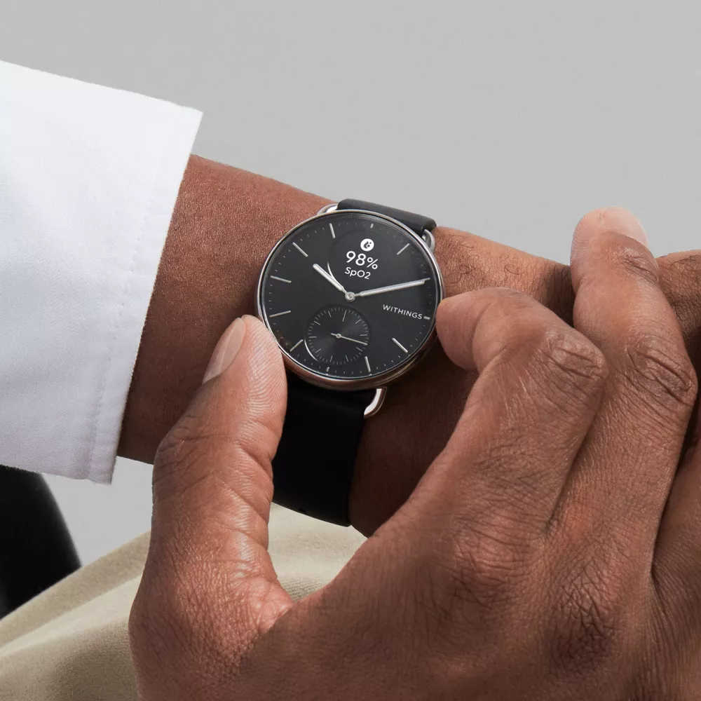 Il polso di una persona con un orologio nero che mostra il 98% di SpO2.