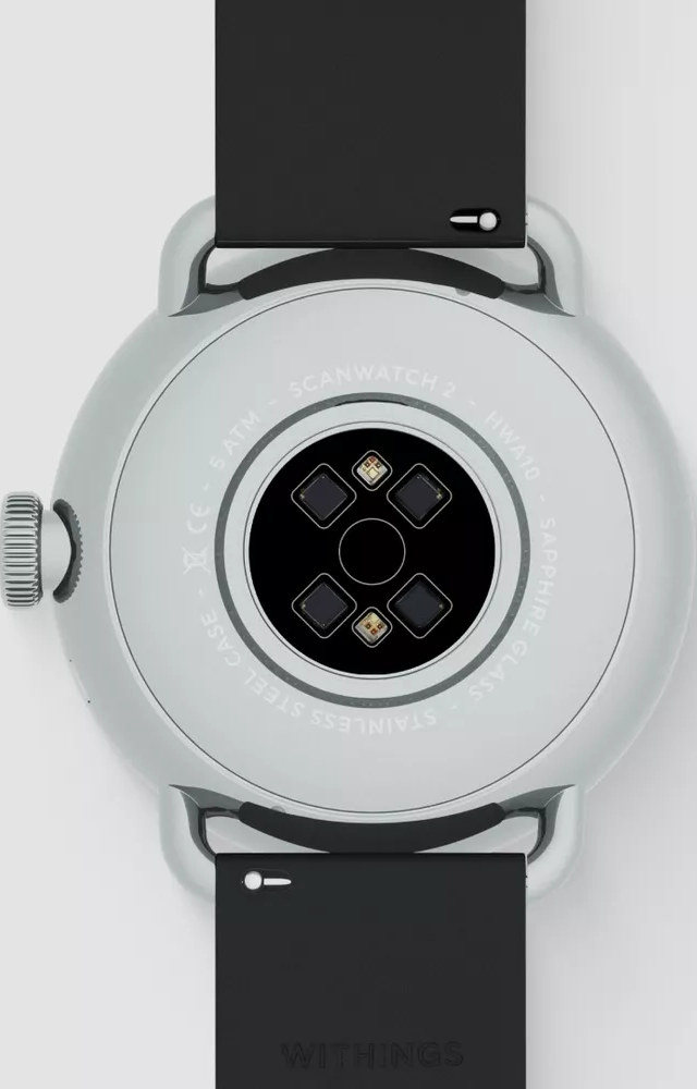Uno smartwatch argentato, vista posteriore, con cinturino nero. Ha un design circolare con sensori e testo sul retro.
