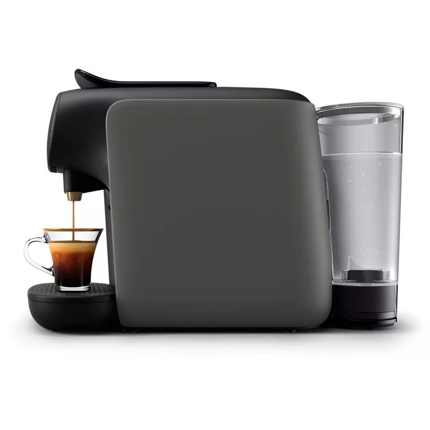 Een zwart-grijze koffiemachine die koffie in een glazen kopje schenkt.