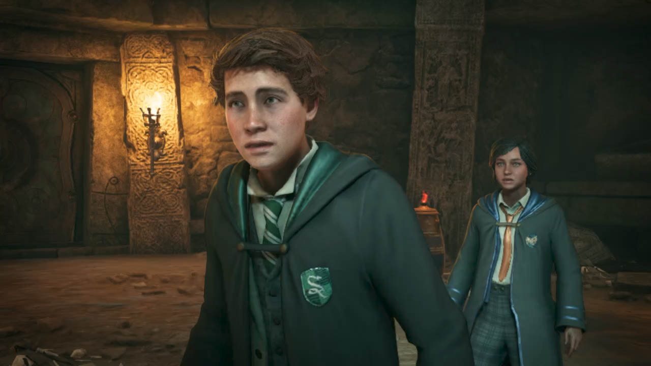 Zwei Schüler in Hogwarts-Roben stehen in einem Steinkorridor und sehen besorgt aus.
