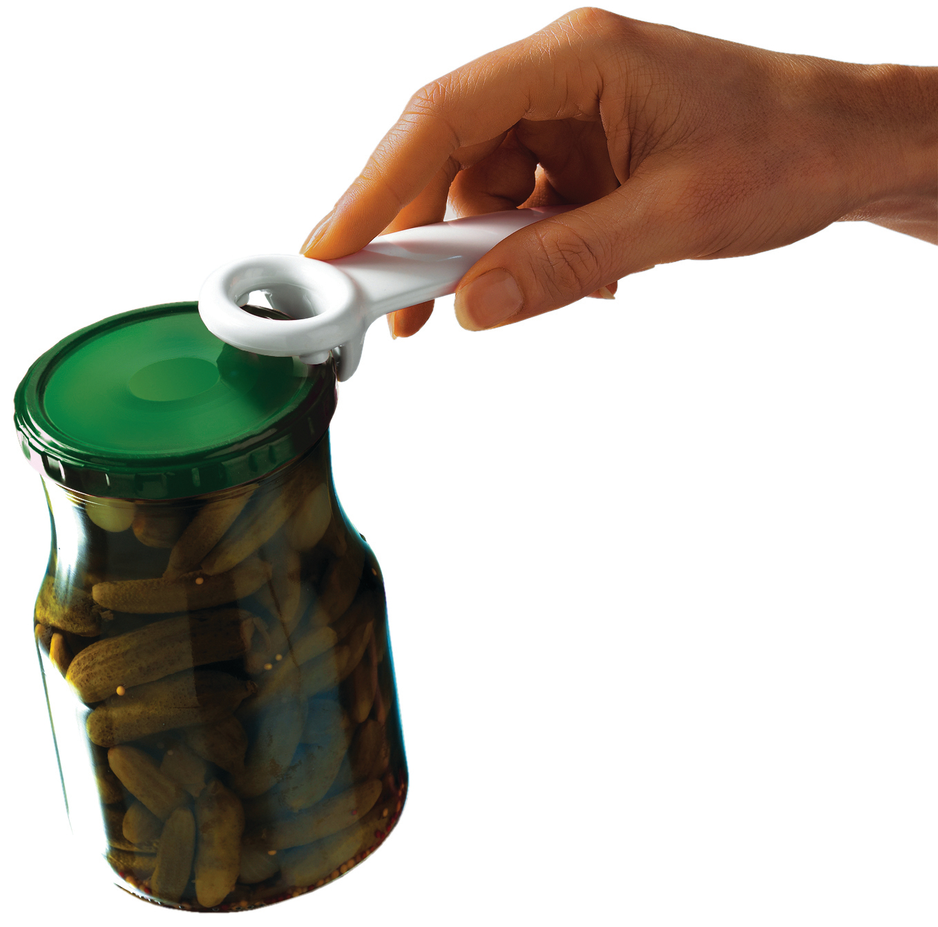 Hand öffnet ein Gurkenglas mit einem weißen Öffner. Grüner Deckel und Glas sichtbar.