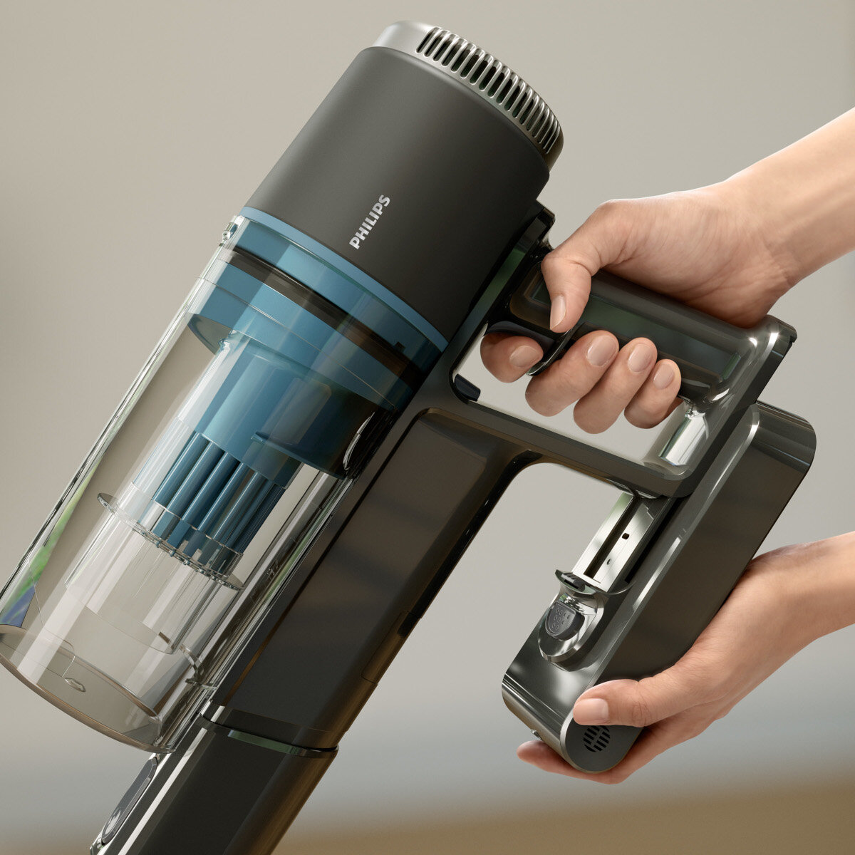 Srebrne i czarne urządzenie z czarną tacą. Posiada panel i uchwyt.