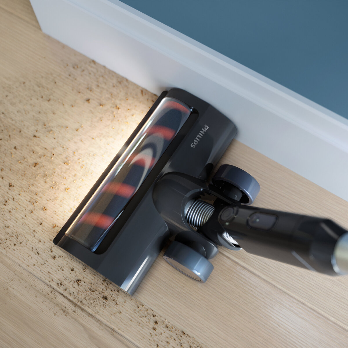 Głowica odkurzacza czyszcząca drewnianą podłogę z brudu. Ujęcie z bliska.